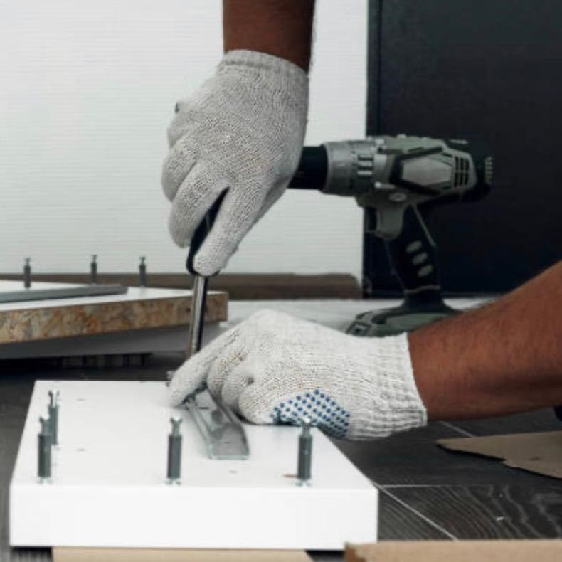 Fachgerechte Montage von Regalen und Gardinen für ein stilvolles Zuhause.