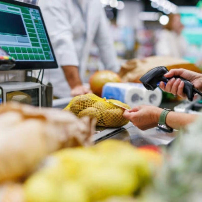Berufsbild Einzelhandelskaufmann: Effizientes Arbeiten an der Scannerkasse im Lebensmittelhandel für einen schnellen Kundenservice.