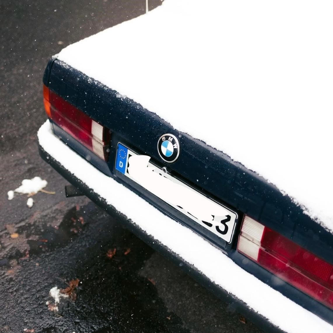 Professionelle Eis- und Schneebeseitigung am Auto: Gründliche Reinigung von Fahrzeugen nach Schneefall zur Sicherstellung der Fahrbereitschaft und Sicht.