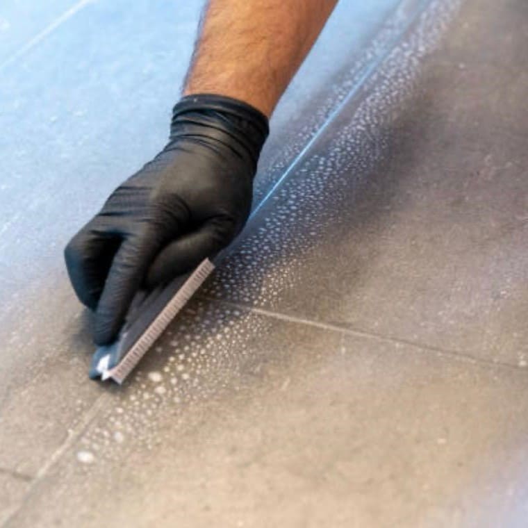 Tiefenreinigung von Bodenfliesen und Fugen: Fachgerechte Entfernung von Verschmutzungen in Fliesenfugen mit spezialisiertem Reinigungsequipment.