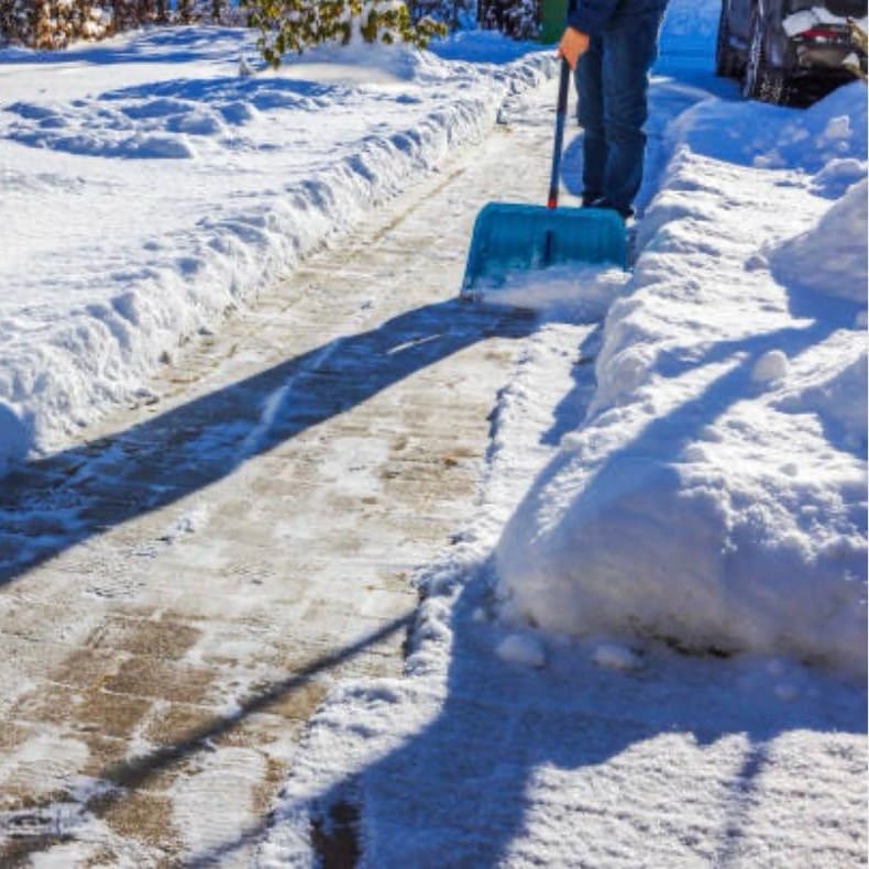 Zuverlässige Schneeräumung und Winterdienst für Privat- und Geschäftskunden: Räumen von Gehwegen und Einfahrten bei Schneefall zur Unfallprävention.