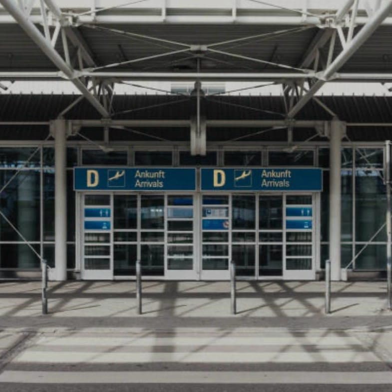 Personen, die zum Flughafen hin und zurück fahren, mit Gepäck und Fahrzeug.